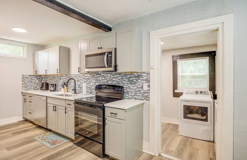Urban Core House | < 1 Mi to EverBank Stadium: Retreat w/Yard!