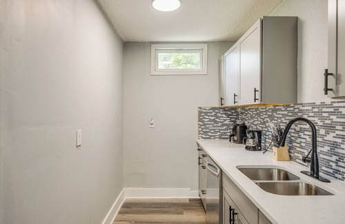 Urban Core House | < 1 Mi to EverBank Stadium: Retreat w/Yard!