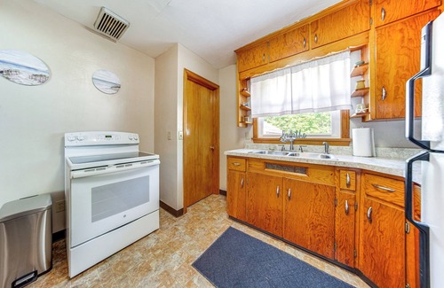 Ashtabula House | < 1 Mi to Lake Erie: Ashtabula Hideaway!