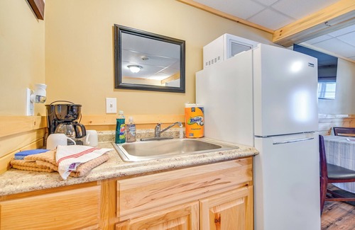 Pittsburg Apartment | 1 Mi to Lake Francis: Mountain-View Studio Retreat