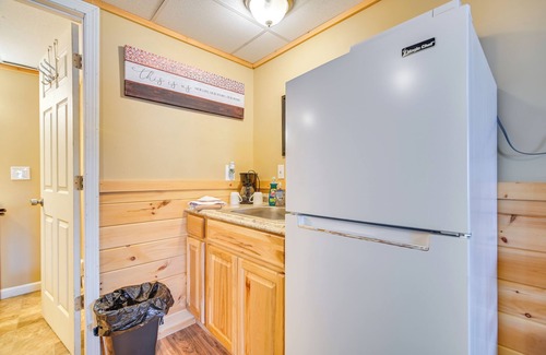 Pittsburg Apartment | 1 Mi to Lake Francis: Mountain-View Studio Retreat