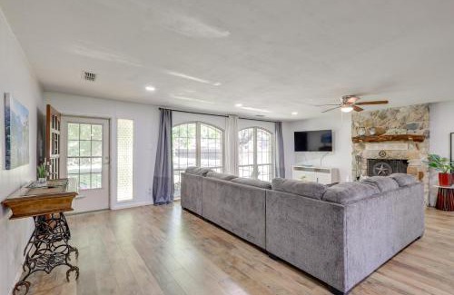 Morgan House | 1 Mi to Lake Whitney Morgan Home with Deck!