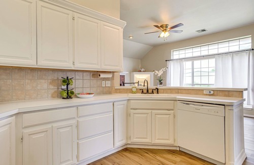 Edmond House | < 1 Mi to Oak Tree National: Cozy Getaway!