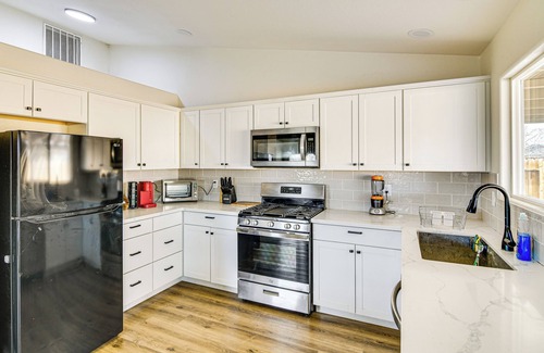 Fernley House | 1 Mi to Pioneer Crossing Casino: Fernley Retreat!