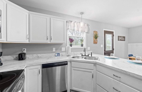 Clarksville House | 1-Mile to Downtown Clarksville! Queen-City Comfort