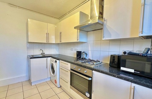 Stockwell Apartment | 1 min walk to Stockwell Station Bright and modern flat in a prime London.
