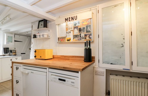 Winterbourne Earls Cottage | 1 PEACOCK COTTAGE, pet friendly, with a garden in Salisbury