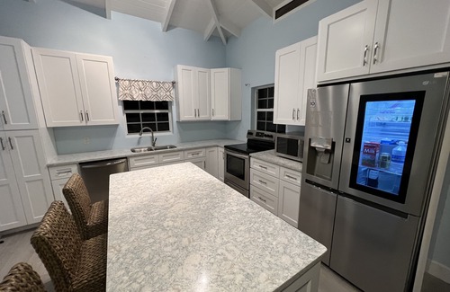 Whitby Villa | #1 Reviewed Pristine Private Beachfront Villa, Full Laundry & Kitchen, WiFi, A/C