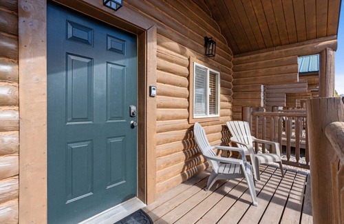 St. Charles Cabin | #1 Ski Cabin, Newly Remodeled! AC! New Beds! Sleeps 4