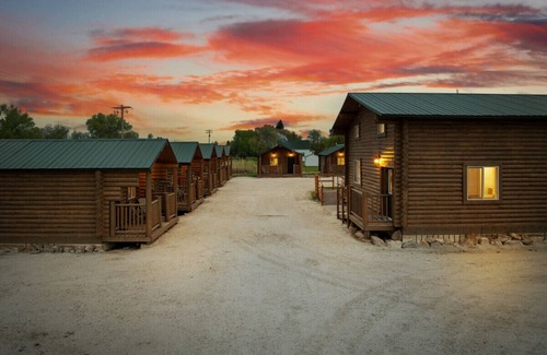 St. Charles Cabin | #1 Ski Cabin, Newly Remodeled! AC! New Beds! Sleeps 4