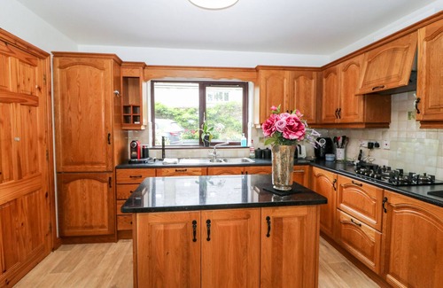 Durrus Cottage | 1 THE COURTYARD, pet friendly, with open fire in Durrus, County Cork