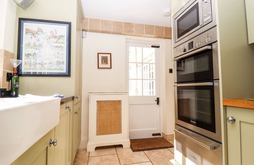 Moreton-in-Marsh Cottage | 1 THE LANE, pet friendly, with a garden in Chipping Norton