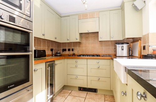 Moreton-in-Marsh Cottage | 1 THE LANE, pet friendly, with a garden in Chipping Norton