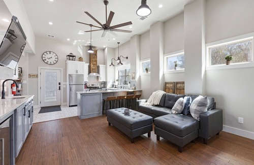 Del Valle House | 10 acre property 2.5 miles from circuit of the Americas, 20 minutes from Austin