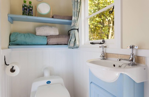 Etchinghill Cabin | 10 acres of woodland