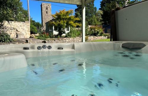Ovingham House | 10 Bed Stunning House in village, with Hot Tub