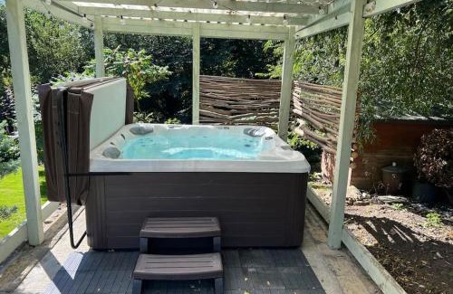 Ovingham House | 10 Bed Stunning House in village, with Hot Tub