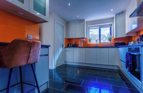 Milton Keynes House | 10 Guests - 5 Bedrooms - Free Parking - Lux House