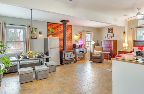 Kansas City Apartment | 10 Mi to Dtwn Kansas City: Cozy Studio w/Grill!