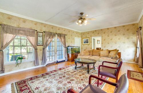 Flint House | 10 Mi to Lake Palestine Countryside Group Getaway