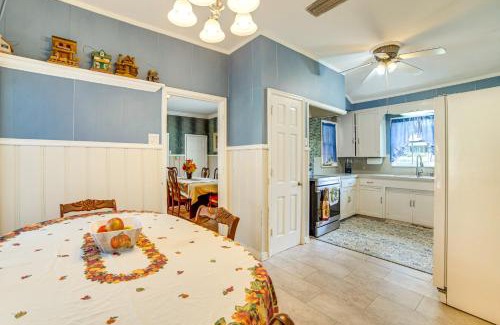 Flint House | 10 Mi to Lake Palestine Countryside Group Getaway