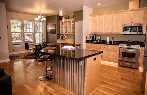 Alvadore House | 10 Min From The Airport & 15 Min From The U of O