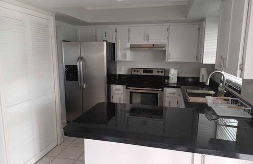 Englewood East House | 10 min. from the beach, pet-friendly, fenced yard.