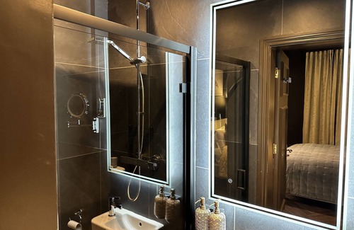 Haggerston Apartment | 10-min to The City of London! Double Bed with en-suite Bathroom.