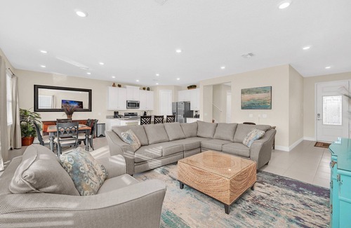 West Kissimmee House | 10 Mins Disney/Private Pool and Hot Tub/Movie Room/Foosball/On Site Dining