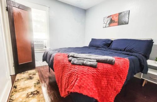 Cheektowaga Apartment | 10 Mins to Airport Apt with King Beds
