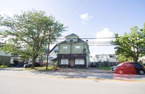 Cheektowaga Apartment | 10 Mins to Airport Apt with King Beds