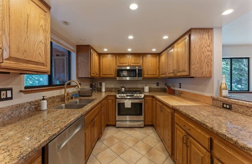 Kingswood Estates House | 10 mins to Beach! A/C, Hot Tub, Games & Views