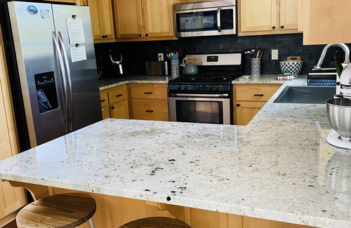 Eugene House | 10 mins U of O, Autzen, airport HOT TUB, park, Quiet location!