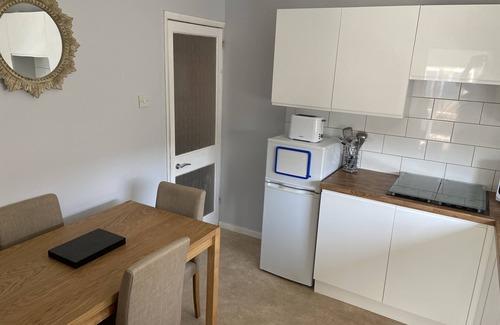 Hythe Apartment | 10 minutes to the euro tunnel. Lovely 1 bedroom annexe, sleeps 4, pet friendly