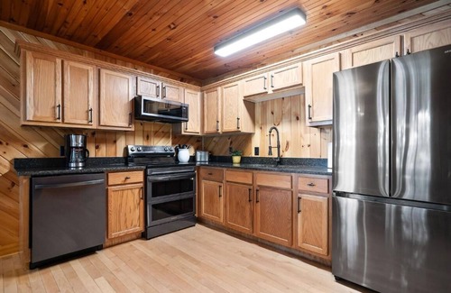 Allons Cabin | 10 Person Golden Cedar Lodge 16 - 2 Floors and a 3rd floor loft, entertainment room, full kitchen