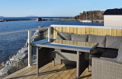 Haram House | 10 person holiday home in Brattvåg
