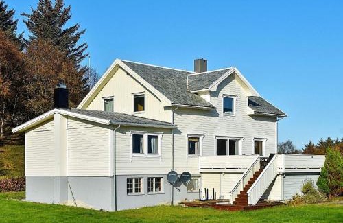 Midsund Municipality House | 10 person holiday home in MIDSUND