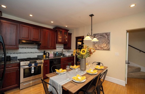 Milton Apartment | 10-Spacious 5BR apt with gym, games room in the attic