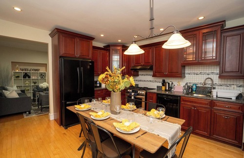 Milton Apartment | 10-Spacious 5BR apt with gym, games room in the attic