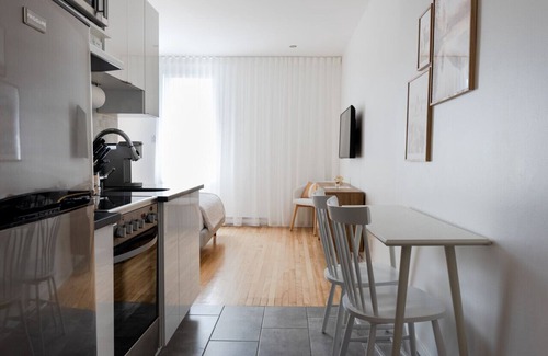 Plateau Mont Royal Apartment | #10 - Studio/Plateau/St-Denis/SelfCheck-In/AC/TV