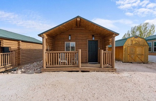 St. Charles Cabin | #10 Woodland Wildlife Cabin! Newly Remodeled! AC!