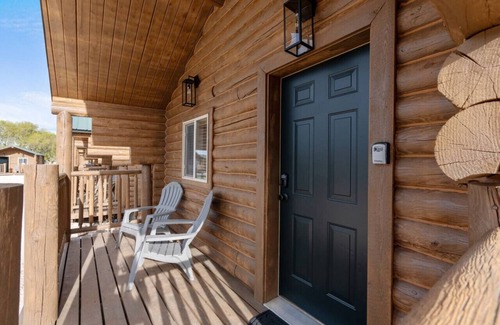 St. Charles Cabin | #10 Woodland Wildlife Cabin! Newly Remodeled! AC!