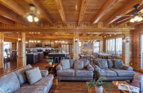 Gatlinburg - Pigeon Forge House | 100 Guests | Blackthorn: Sister Smokies Homes | Luxury Mountain Retreat