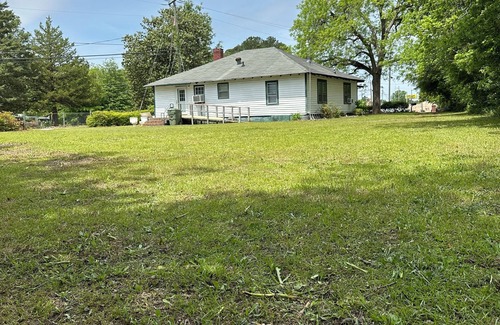 Lamar House | 100 year old 3 br 2 bath house in center of downtown Lamar overlooks Main Street