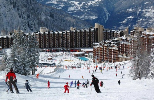 Macot-la-Plagne Apartment | 100m from ski slopes, 1st floor, view ski slopes, swimming pool, balcony, tv, 35m², La Plagne