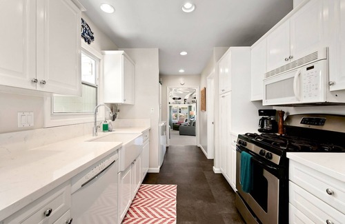 Crown Point House | #1012 - Steps to water, garden, AC, bikes