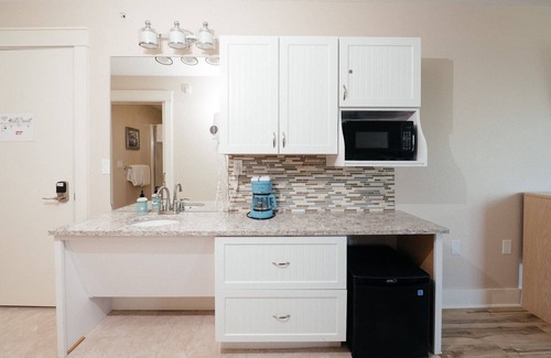 Traverse City Apartment | #105 - Kasa Gold Coast Inn Traverse City