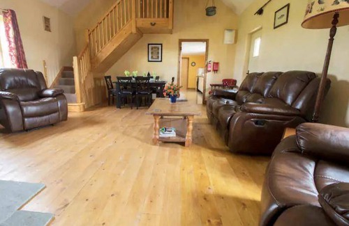 Emly House | 105 m² House ∙ 3 bedrooms ∙ 6 guests