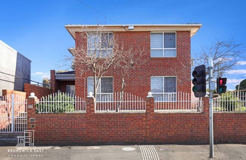 Brunswick East Apartment | 106 Luxe Queen & Single BR (Sleeps 3) w/Fast WiFi - 18 mins tram to CBD
