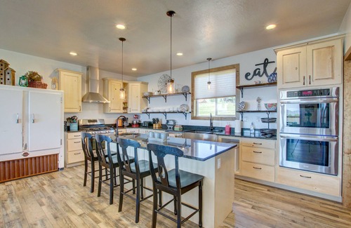 Garden City House | 10Bedroom 6 bath Lakeview Retreat with Year-Round Hot Tub & Unique Entertainment